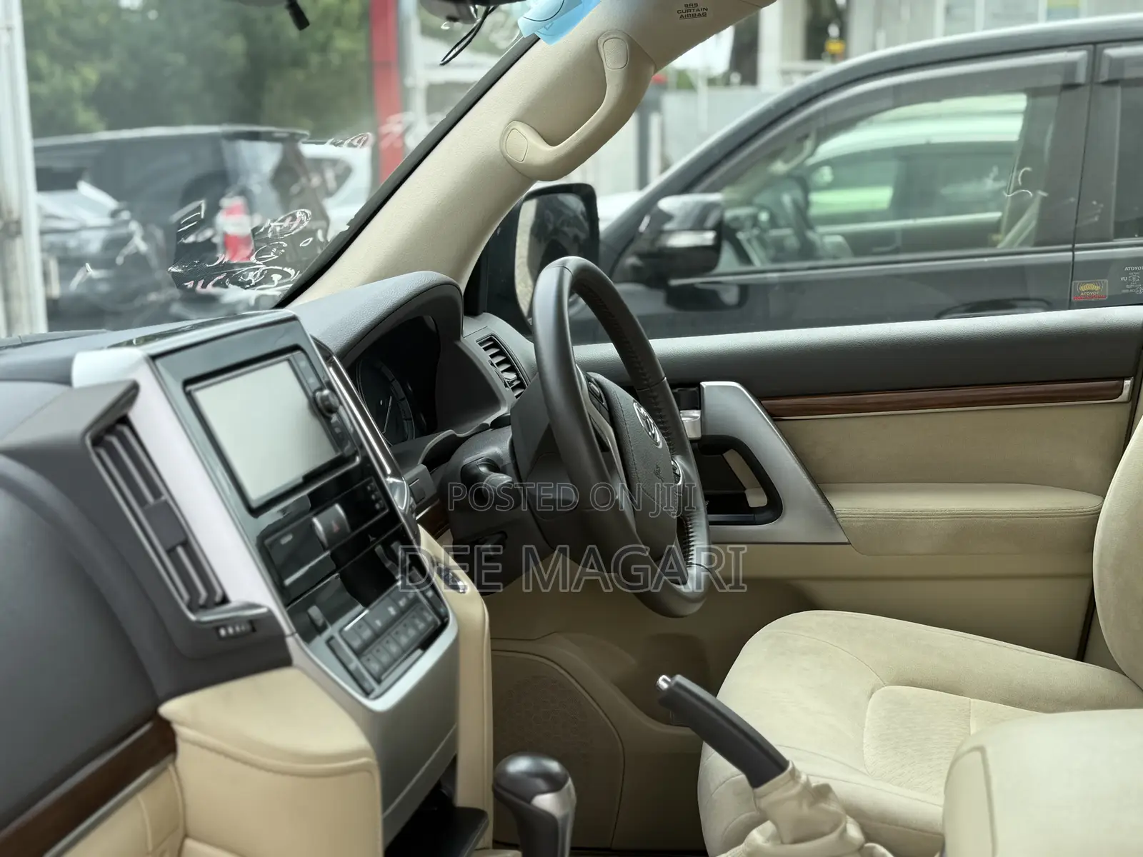 Toyota Land Cruiser 4.6 V8 AX 2017 Black