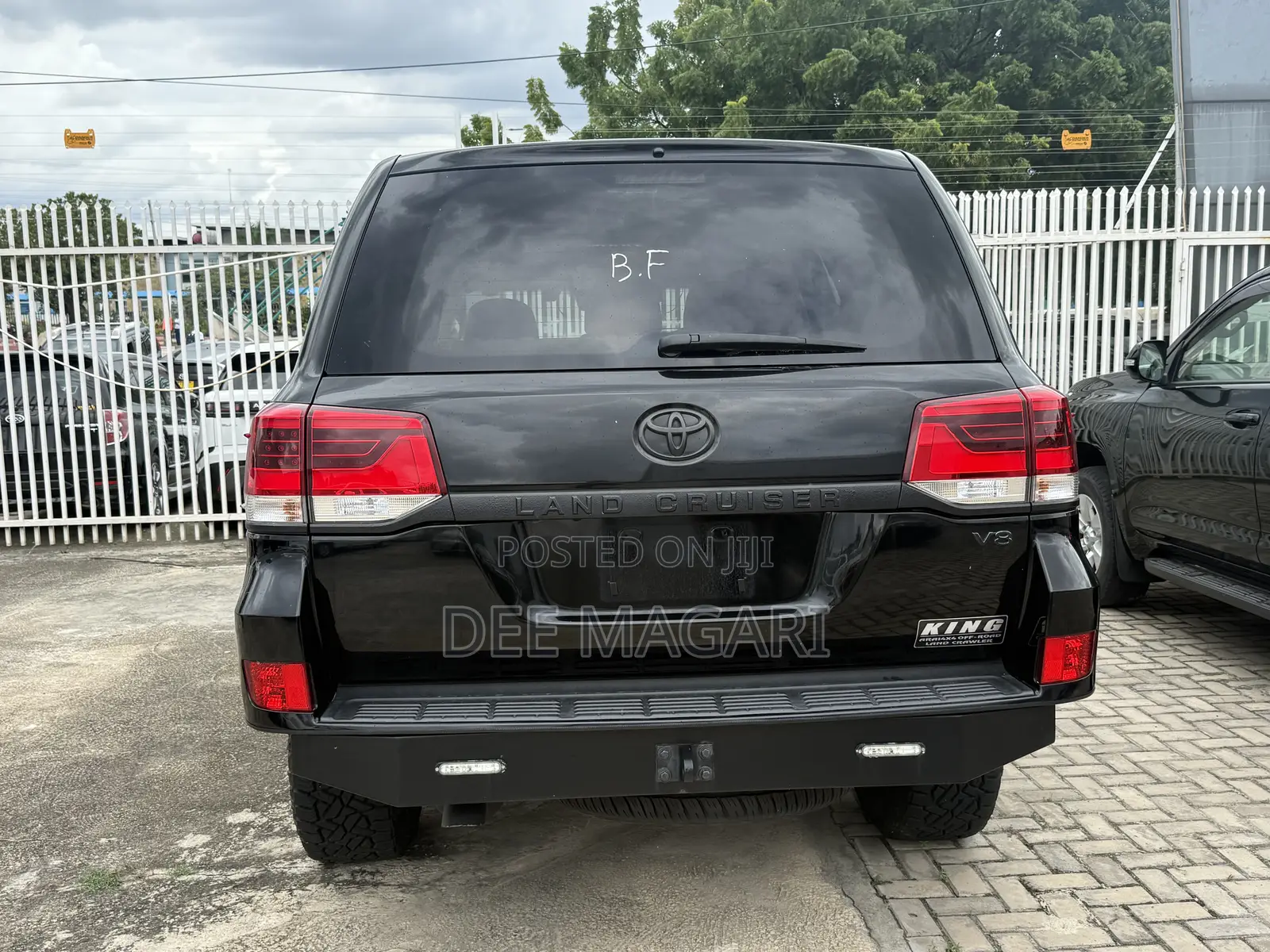 Toyota Land Cruiser 4.6 V8 AX 2017 Black