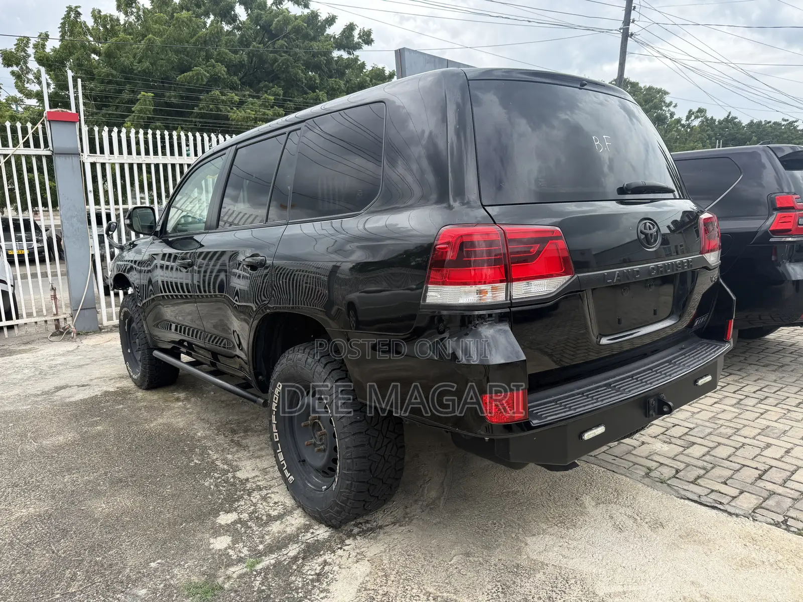 Toyota Land Cruiser 4.6 V8 AX 2017 Black