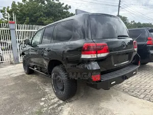 Toyota Land Cruiser 4.6 V8 AX 2017 Black