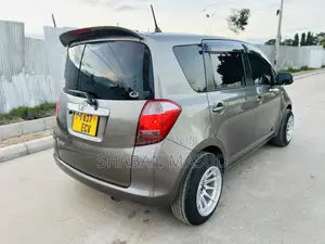 Toyota Ractis 1.3 FWD 2007 Gray