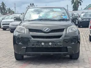 Toyota IST 2011 Green