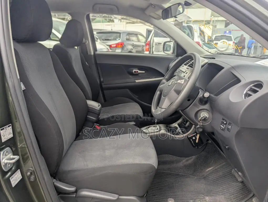 Toyota IST 2011 Green