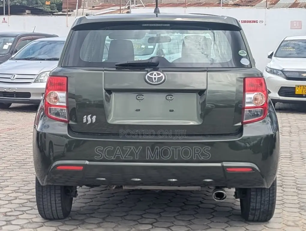 Toyota IST 2011 Green