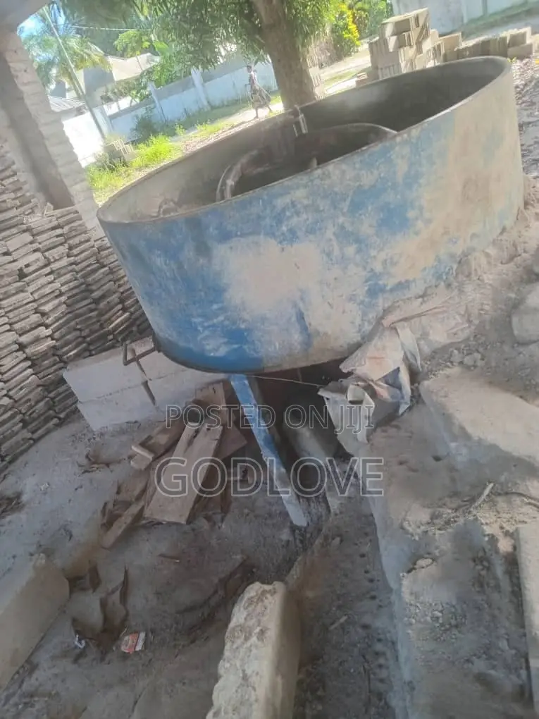 Machine Ya Tofali Na Mixer Yake Na Vibao 1,700