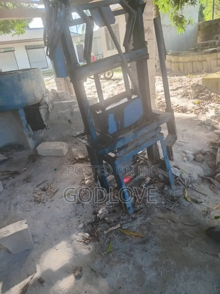 Machine Ya Tofali Na Mixer Yake Na Vibao 1,700