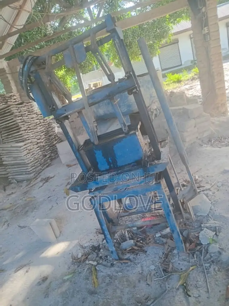 Machine Ya Tofali Na Mixer Yake Na Vibao 1,700