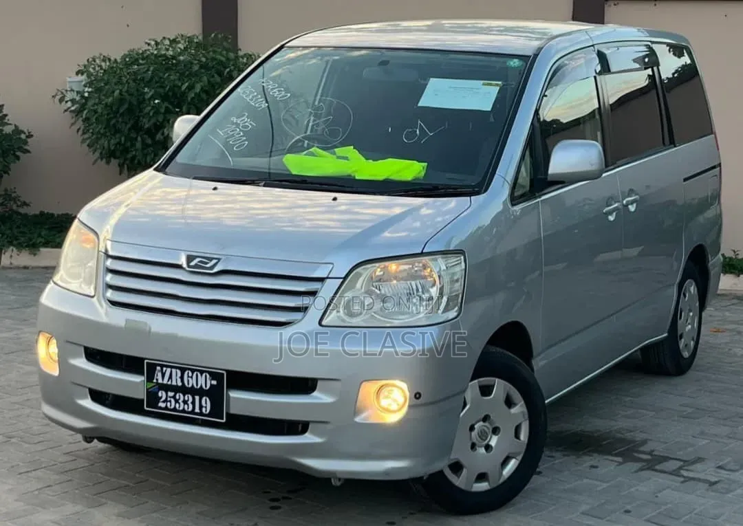 Toyota Noah 2.0 AWD (8 Seater) 2005 Silver
