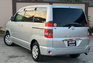 Toyota Noah 2.0 AWD (8 Seater) 2005 Silver