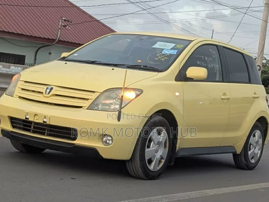 Toyota IST 2003 Yellow
