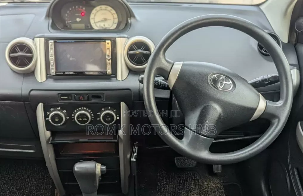 Toyota IST 2003 Yellow