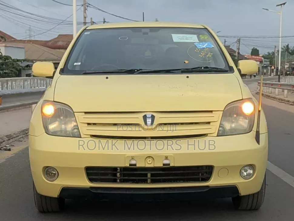 Toyota IST 2003 Yellow