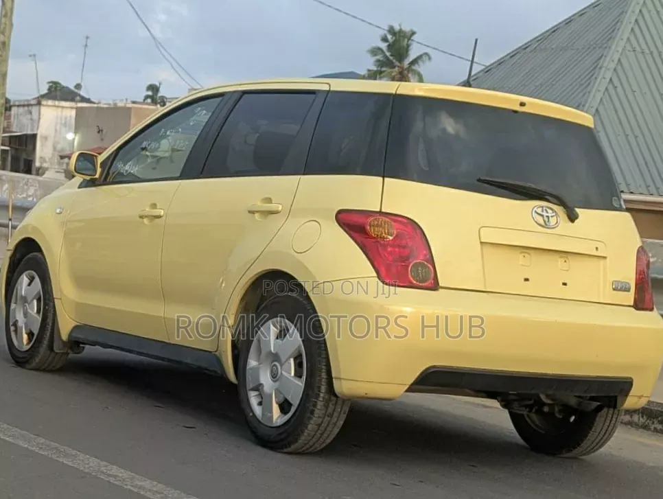 Toyota IST 2003 Yellow