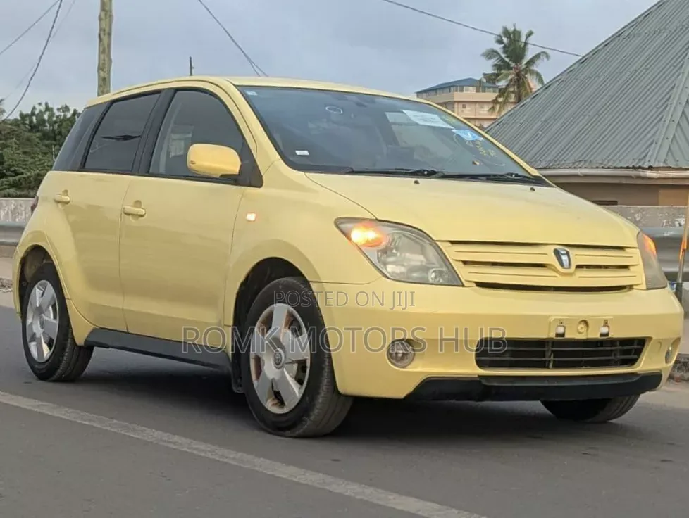 Toyota IST 2003 Yellow