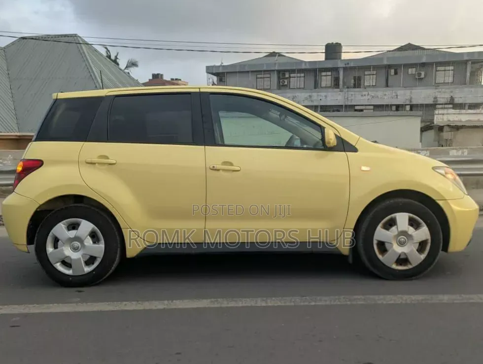 Toyota IST 2003 Yellow