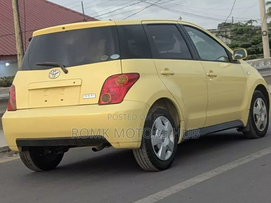 Toyota IST 2003 Yellow