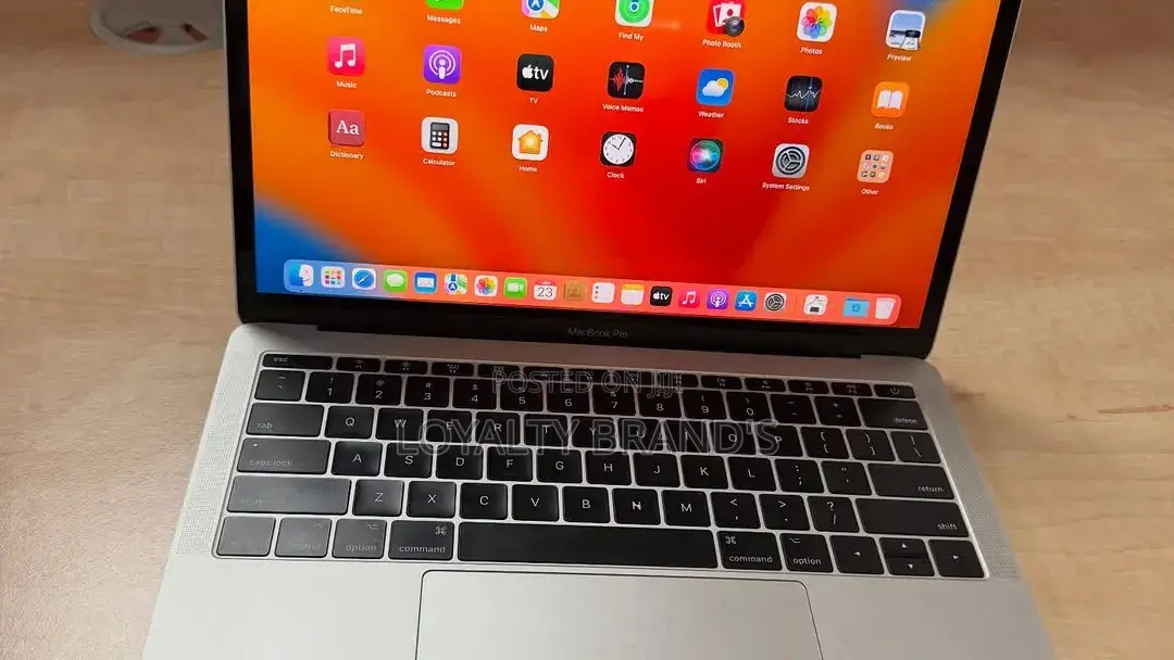 New Laptop Apple MacBook Pro 2017 8GB Intel Core i5 SSD 256GB