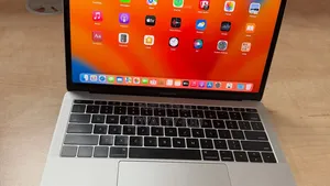 New Laptop Apple MacBook Pro 2017 8GB Intel Core i5 SSD 256GB