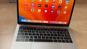New Laptop Apple MacBook Pro 2017 8GB Intel Core i5 SSD 256GB
