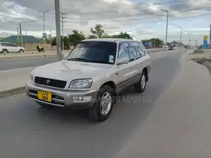 Toyota RAV4 1999 White