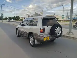 Toyota RAV4 1999 White