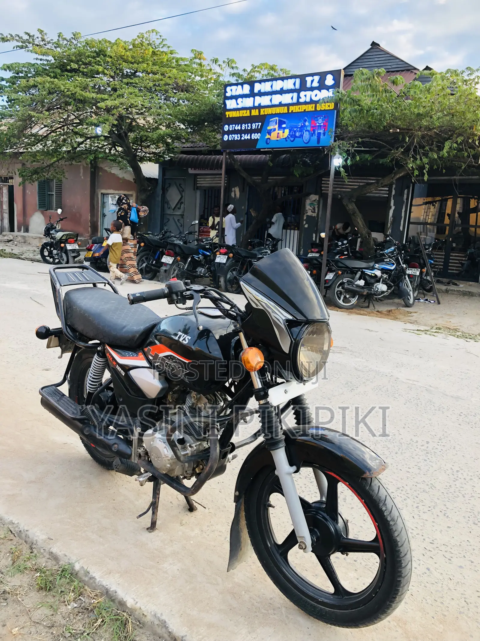TVS HLX 125 2025 Black
