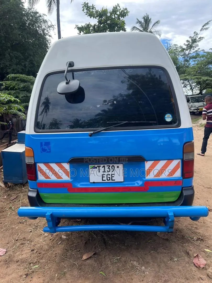 Toyota HiAce 2005 Blue