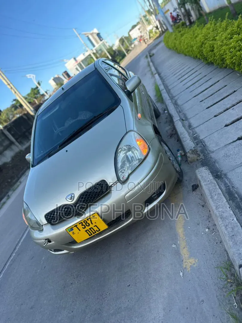 Toyota Vitz 2001 Gold
