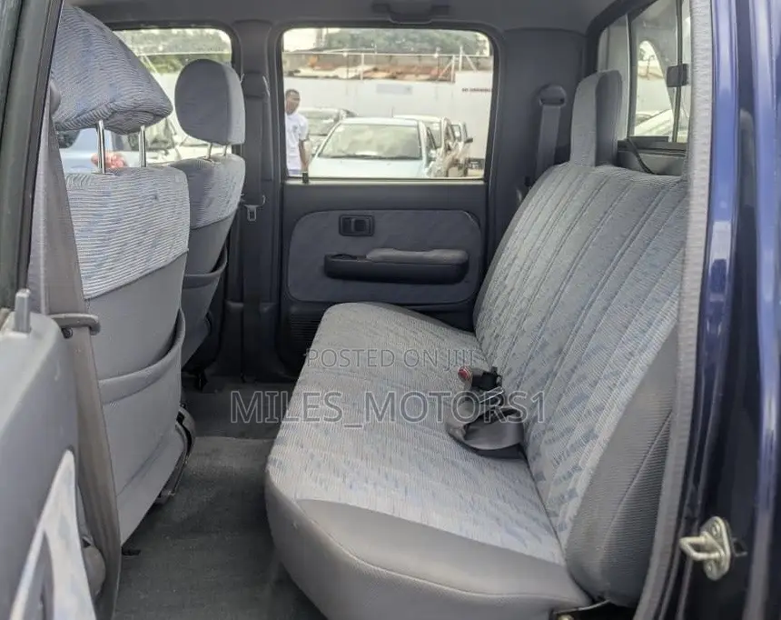 Toyota Hilux 2005 Blue