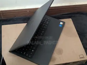 Laptop Dell Vostro 3520 16GB Intel Core i7 HDD+SSD 512GB