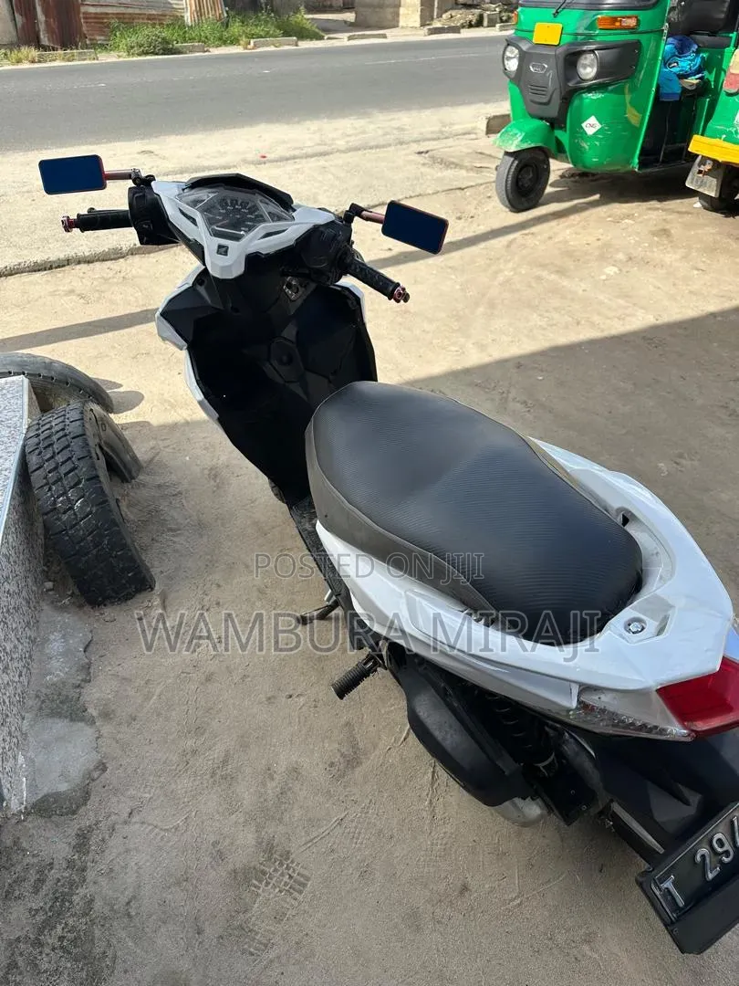 New Honda CB 2025 White