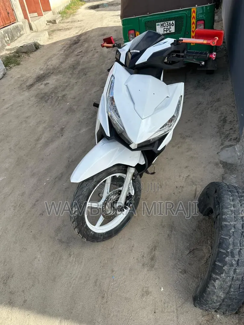 New Honda CB 2025 White