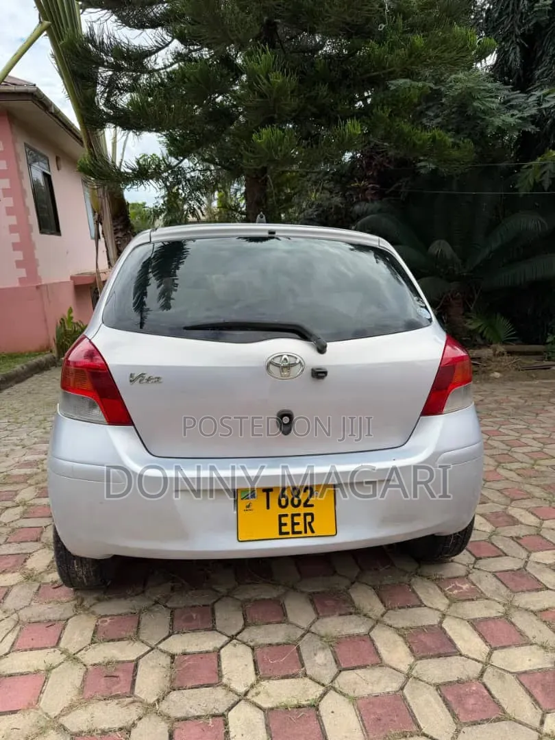 Toyota Vitz 2006 Silver
