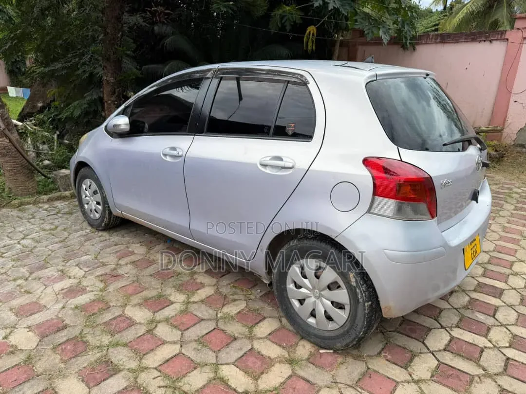 Toyota Vitz 2006 Silver