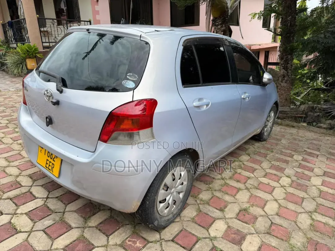 Toyota Vitz 2006 Silver