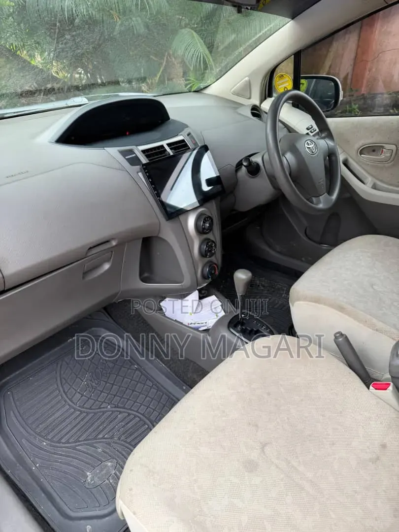 Toyota Vitz 2006 Silver