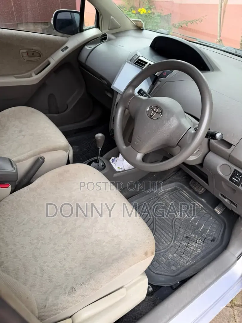 Toyota Vitz 2006 Silver