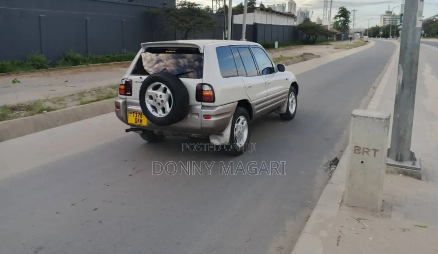 Toyota RAV4 1999 White