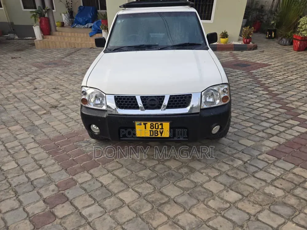 Nissan Hardbody 2016 White