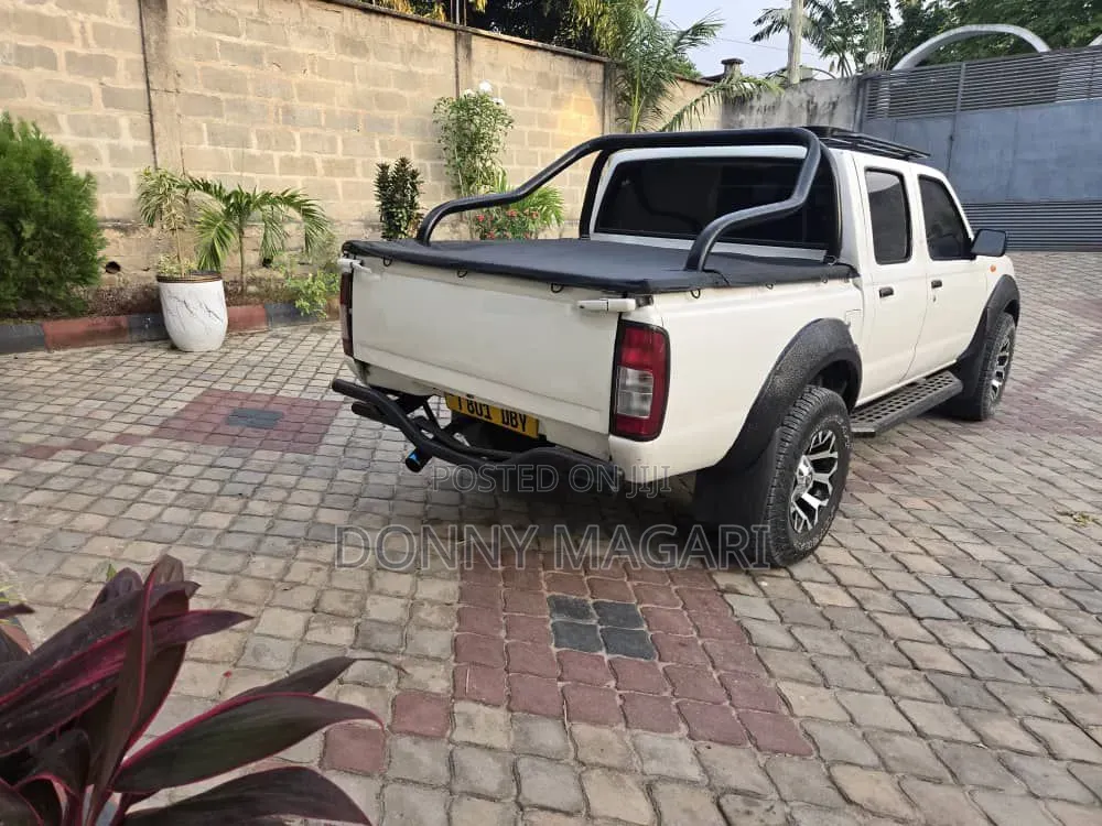 Nissan Hardbody 2016 White