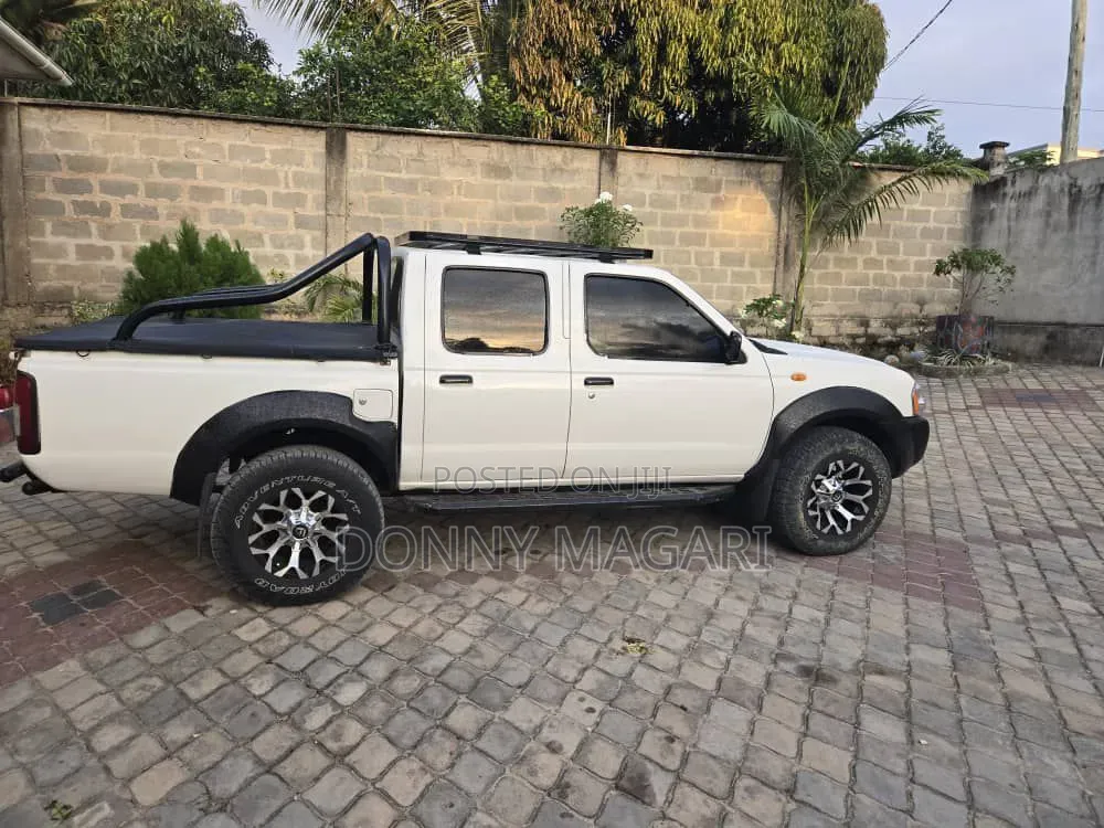 Nissan Hardbody 2016 White