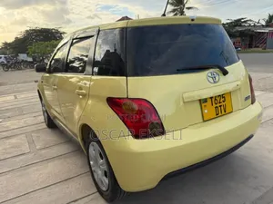 Toyota IST 2003 Yellow
