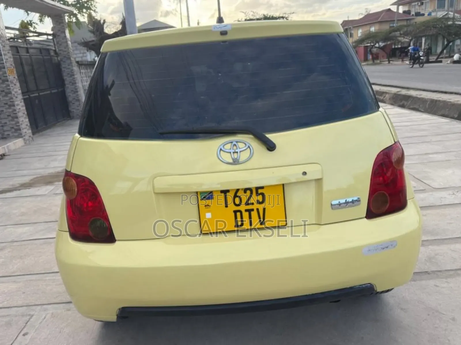 Toyota IST 2003 Yellow