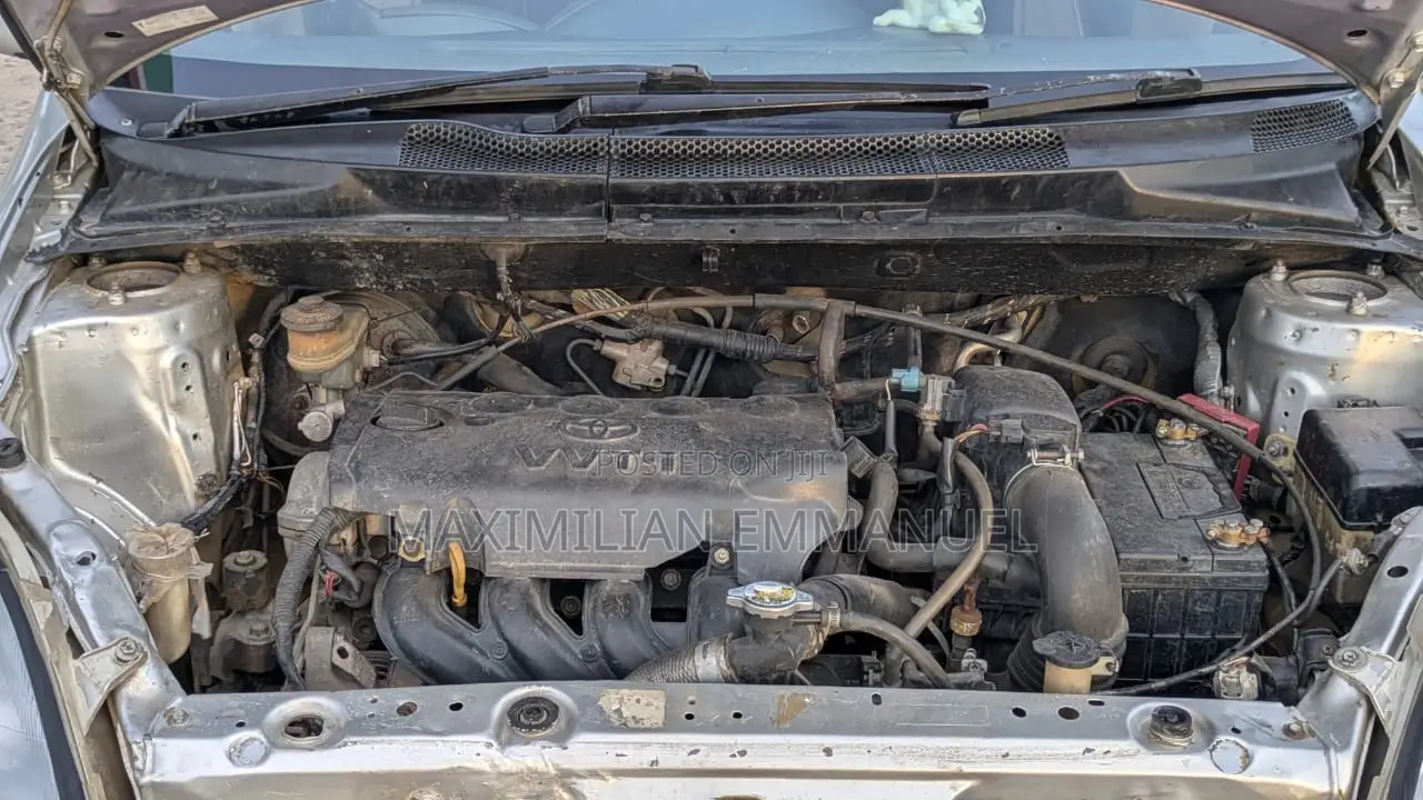 Toyota Vitz 2006 Silver