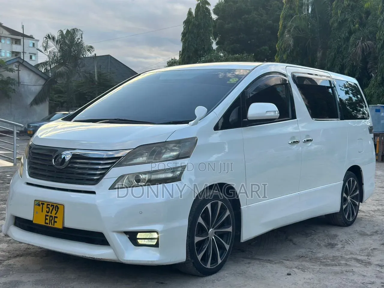 Toyota Vellfire 2010 White
