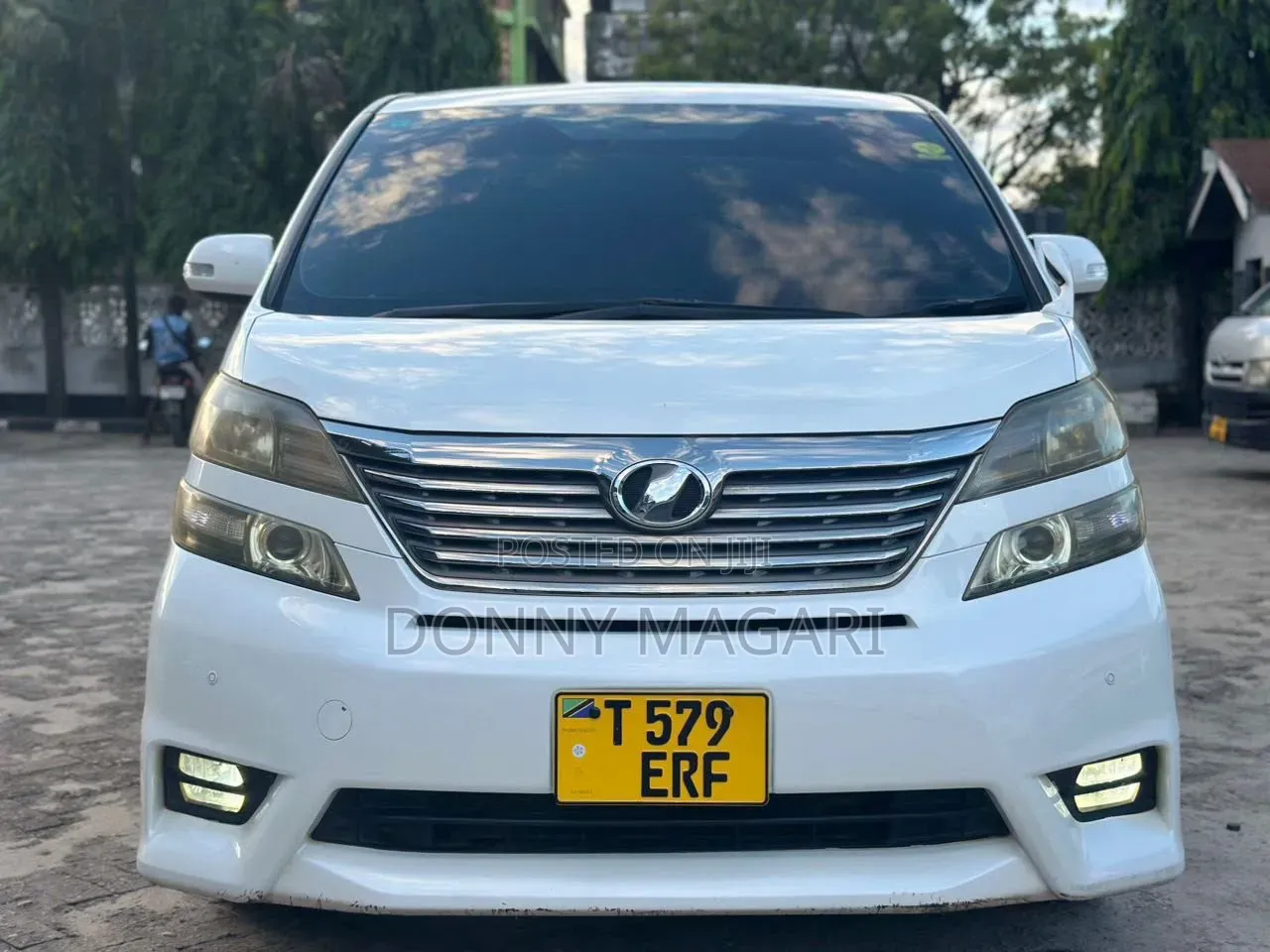 Toyota Vellfire 2010 White