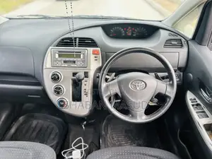 Toyota Ractis 1.5 AWD 2009 Silver