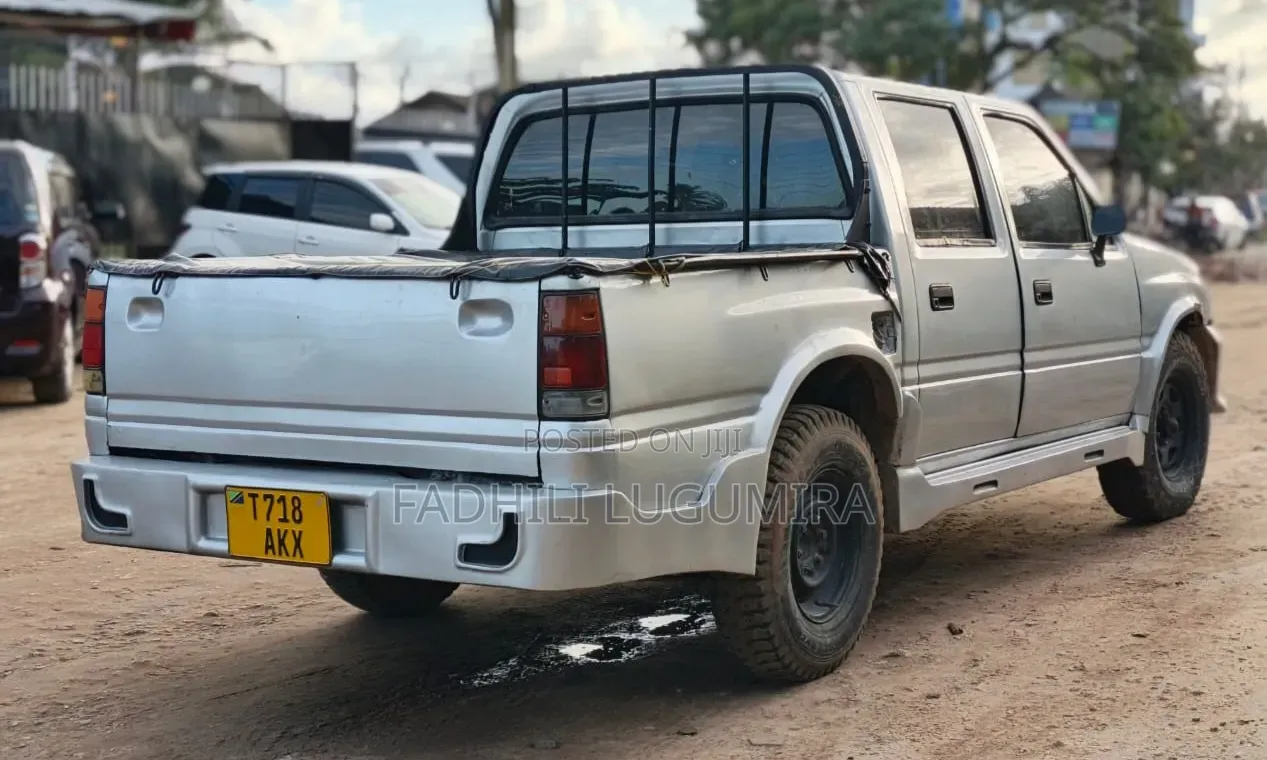 Isuzu KB 2000 Silver