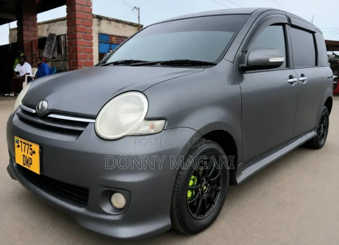 Toyota Sienta 2006 Gray
