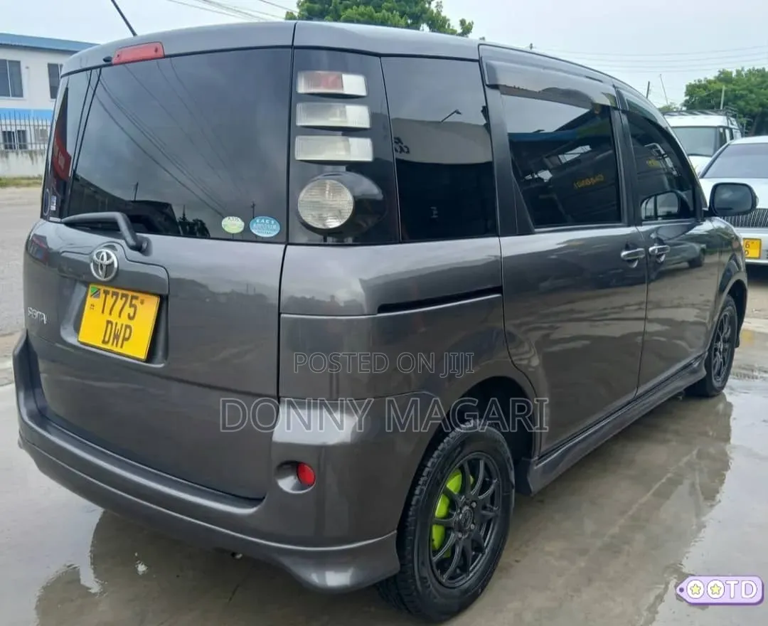 Toyota Sienta 2006 Gray